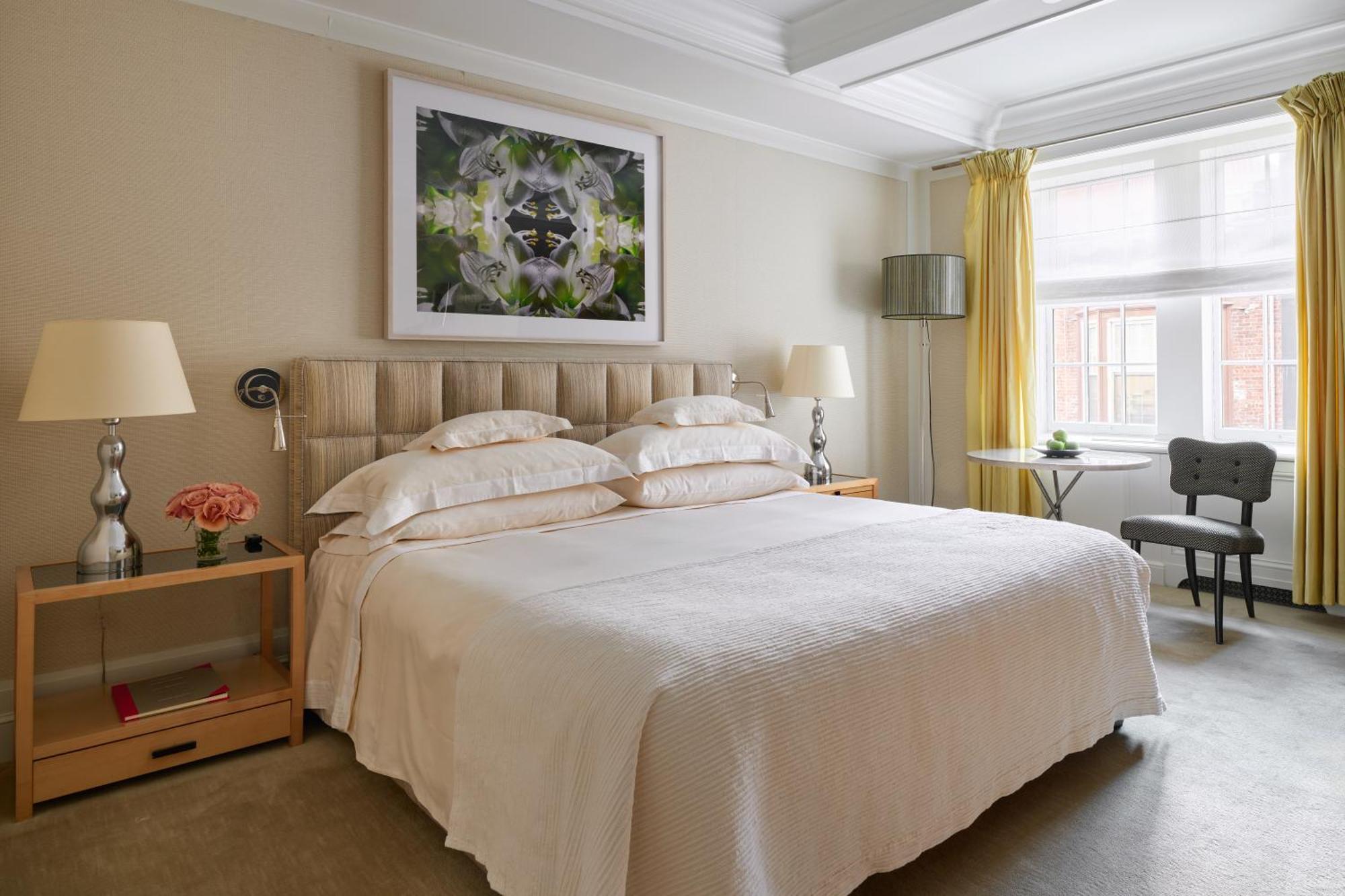 Quarto com Cama King-size e Chuveiro Acessível a Cadeirantes - Unidade Acessível para Hóspedes com Mobilidade Reduzida